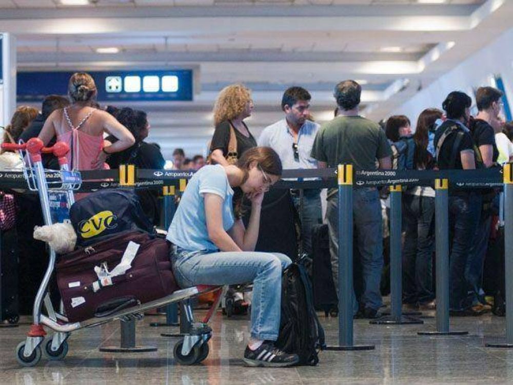 Decenas de mendocinos estuvieron varados en Aeroparque por el paro de los controladores a�reos