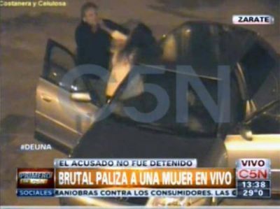 Los canales de televisi�n mostraron un ataque de genero en la Costanera de Z�rate