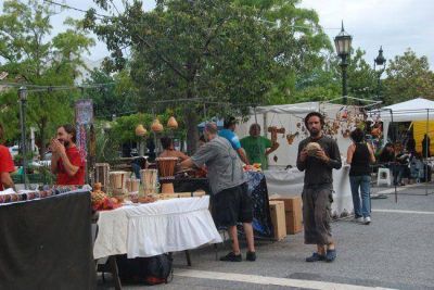M�s de 300 artesanos en la plaza San Mart�n