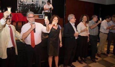 Feletti reuni� a la centroizquierda porte�a para despedir el a�o