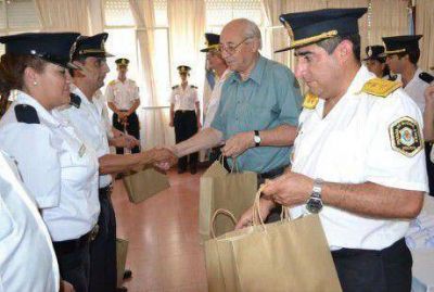 El intendente de Tres Lomas en el acto del nuevo aniversario de la Polic�a
