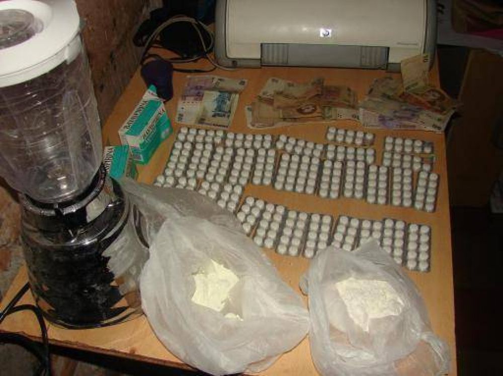 En allanamiento secuestran Coca�na, pastillas y elementos de corte