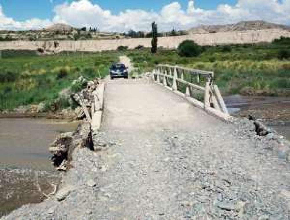 Iglesia: la lluvia complic� caminos y el agua potable