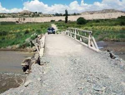 Iglesia: la lluvia complic� caminos y el agua potable