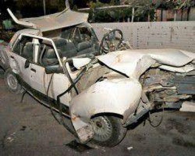 Caen en una zanja y cortaron el techo del auto para rescatarlos