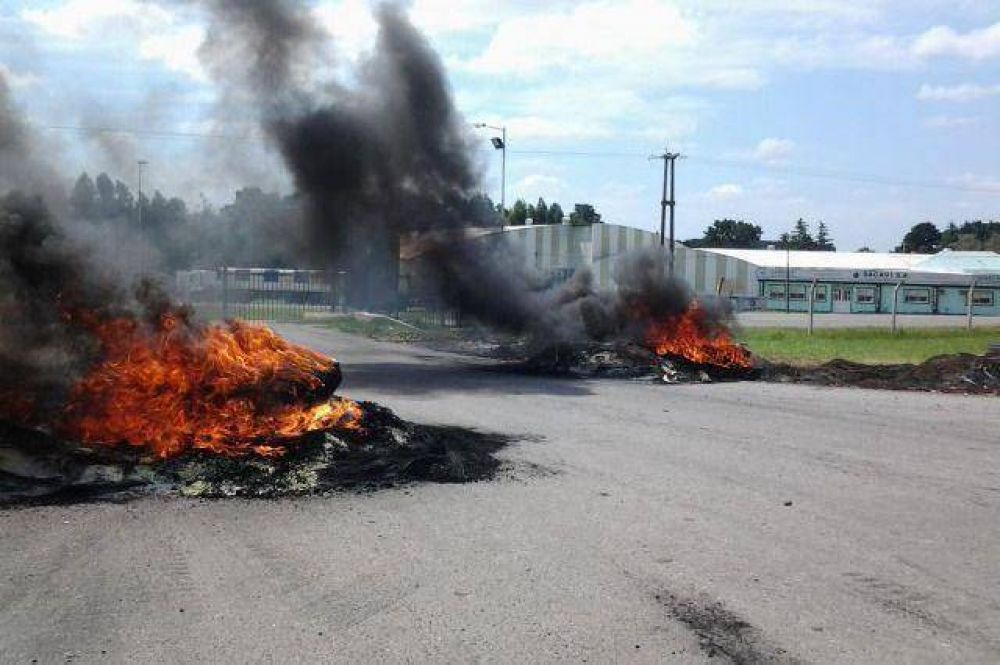 Contin�a el conflicto en el Parque Industrial con los trabajadores de la firma CIMPAL
