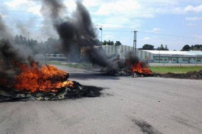 Contin�a el conflicto en el Parque Industrial con los trabajadores de la firma CIMPAL