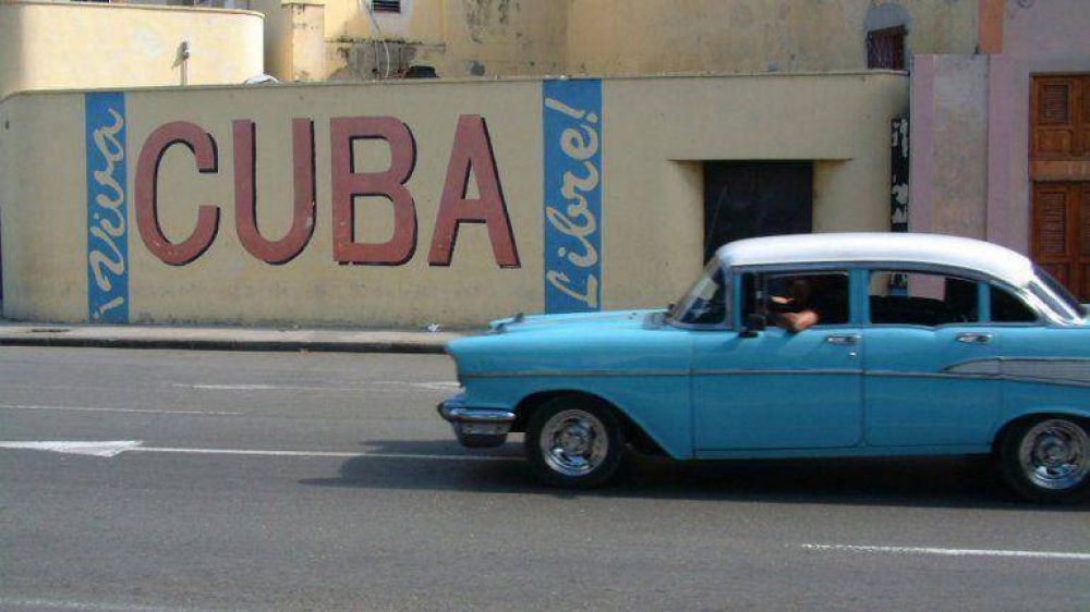 Despu�s de 50 a�os, cubanos pueden comprar y vender autos