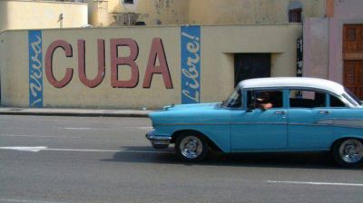 Despu�s de 50 a�os, cubanos pueden comprar y vender autos