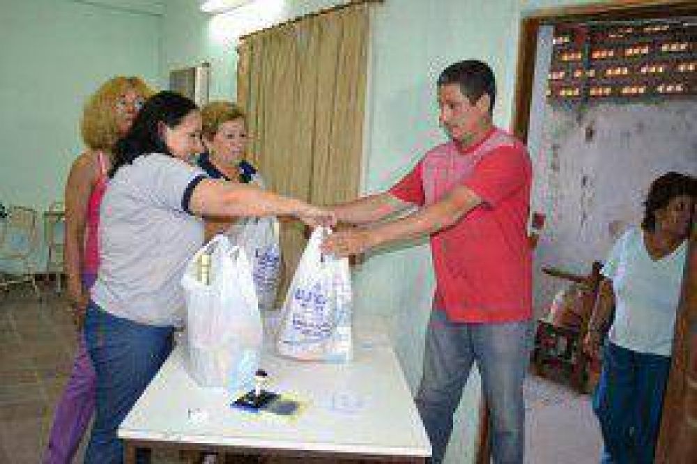 UPCN entreg� pan dulce y sidra a unos 10 mil afiliados