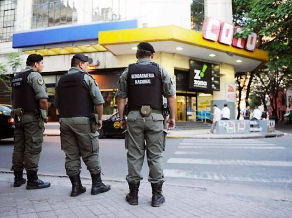 Ya comenz� a desembarcar en Rosario el nuevo refuerzo de gendarmes