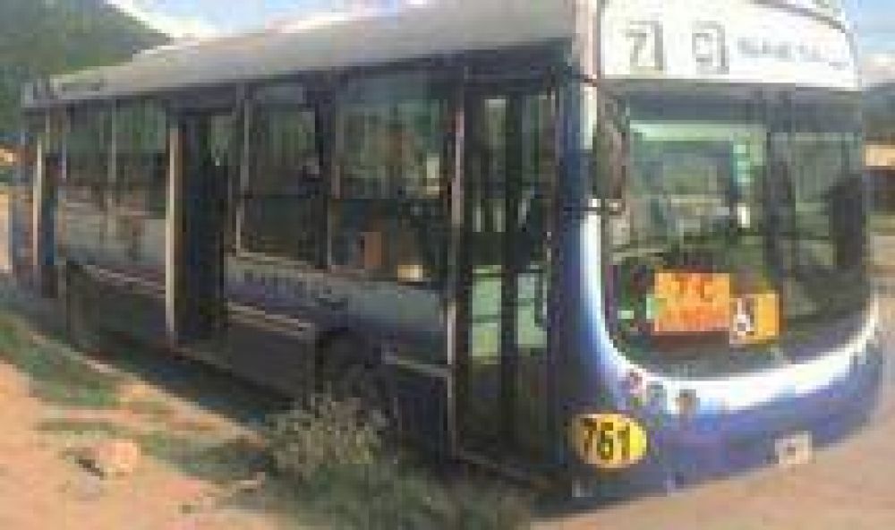 Salta: Una mujer fue embestida por un auto luego de bajar del colectivo en la ruta 51