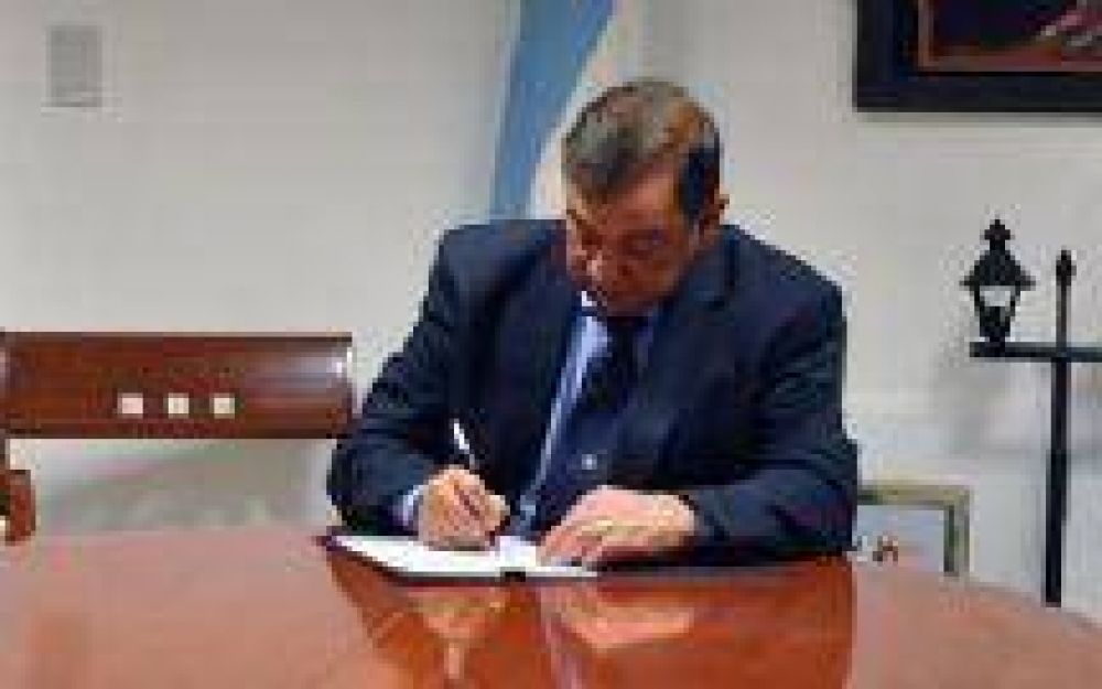 Tras una gesti�n del Intendente Miguel Isa, el PAMI entreg� una silla de ruedas a una mujer discapacitada