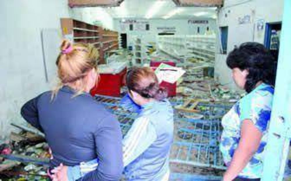 Ante posibles saqueos, hoy cierran los supermercados chinos