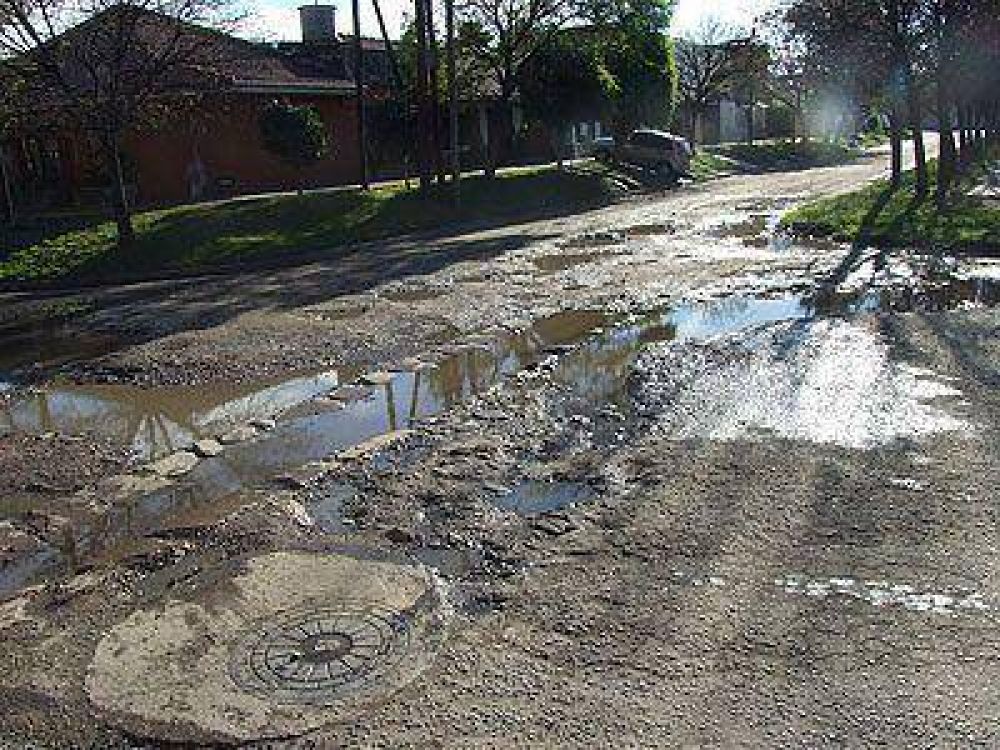  LOMAS | RECLAMO    Vecinos exigen el bacheo de la esquina de �lvarez Thomas y Richieri