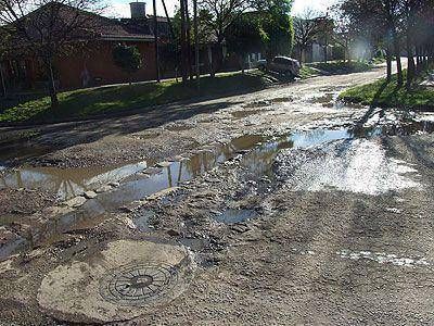  LOMAS | RECLAMO    Vecinos exigen el bacheo de la esquina de �lvarez Thomas y Richieri