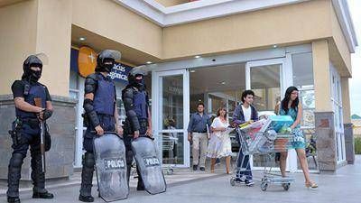 Ante la amenaza de saqueos refuerzan la seguridad en comercios y supermercados