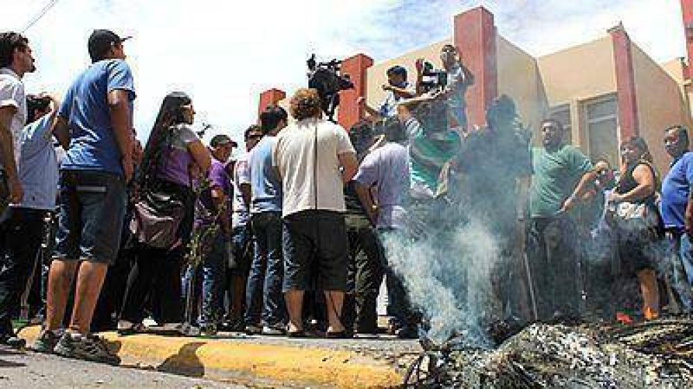 En un clima de tensi�n social, los trabajadores piden salvar Alpesca