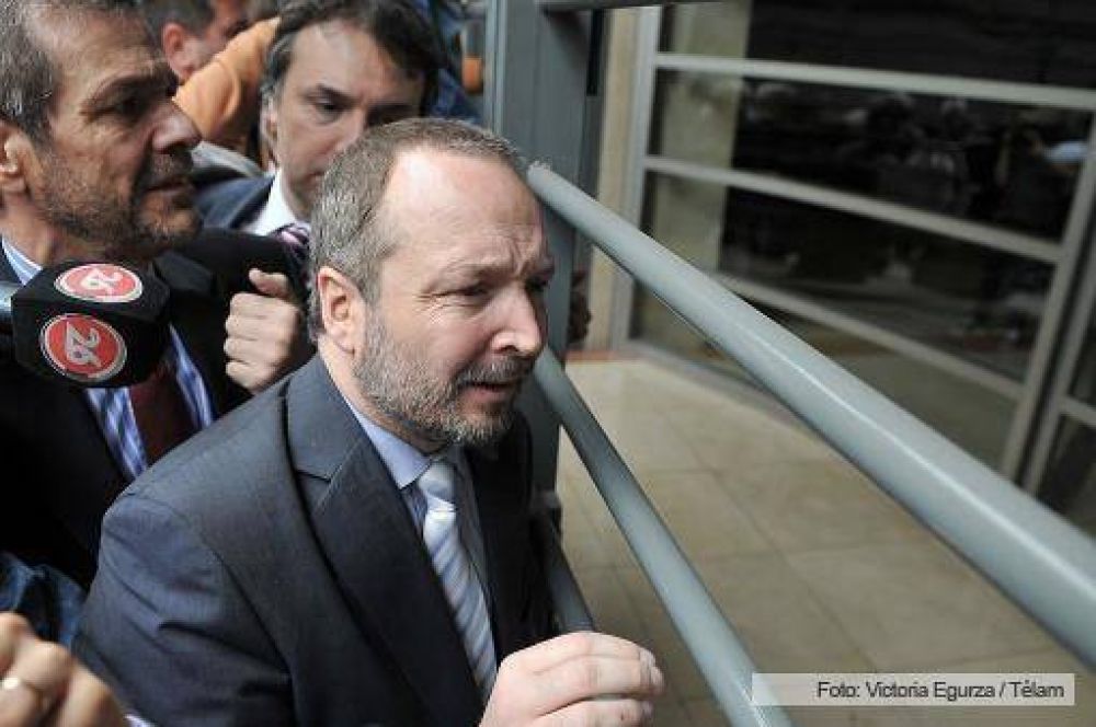 Sabbatella, a Clar�n: "No se puede cumplir con un pedacito de la ley"