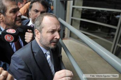 Sabbatella, a Clar�n: "No se puede cumplir con un pedacito de la ley"
