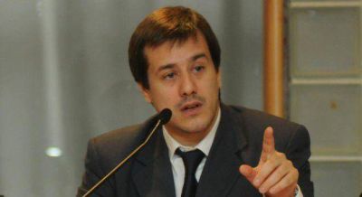 Denuncian a Recalde
