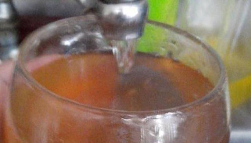 Aseguran que el agua turbia se puede tomar