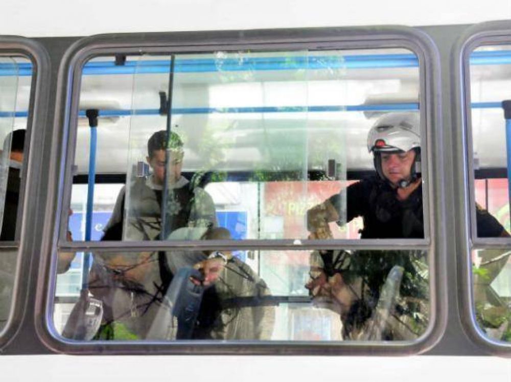 Robaron una agencia de loter�as y los apresaron cuando hu�an en colectivo