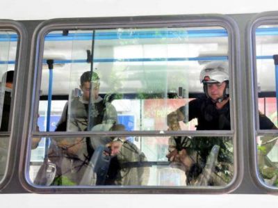 Robaron una agencia de loter�as y los apresaron cuando hu�an en colectivo