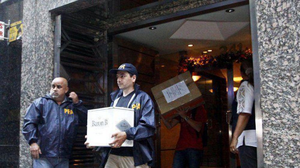 Allanaron dos oficinas porte�as del empresario L�zaro B�ez por presunta evasi�n fiscal