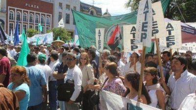 En ruidosa protesta, estatales reclamaron reapertura de paritarias