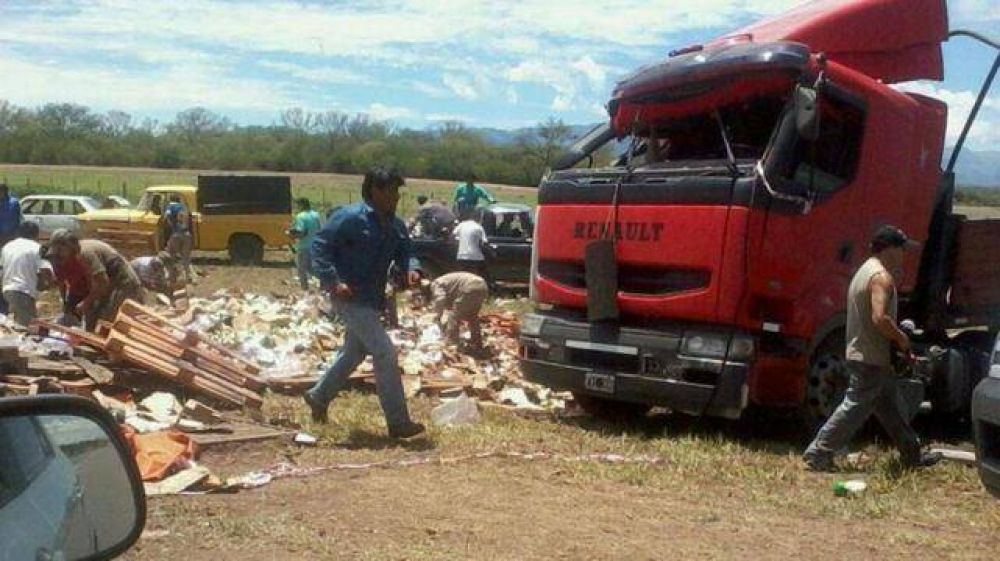 Un cami�n choc� y fue saqueado en en el km 1412 de la ruta 9
