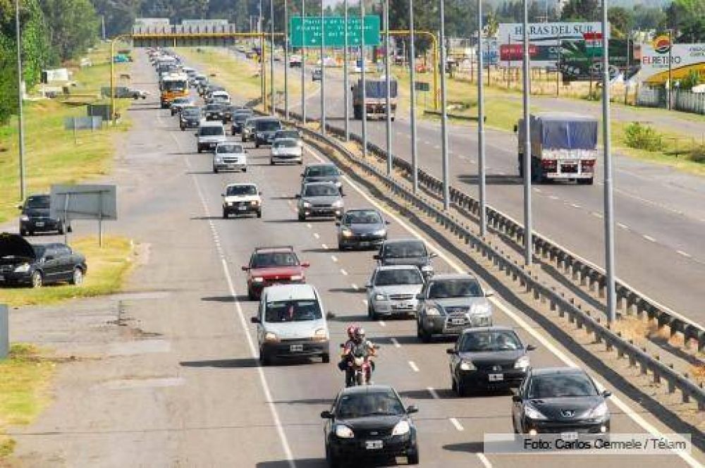 Comenz� el �xodo y m�s de mil autos por hora circularon hacia la Costa
