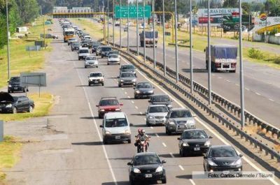 Comenz� el �xodo y m�s de mil autos por hora circularon hacia la Costa