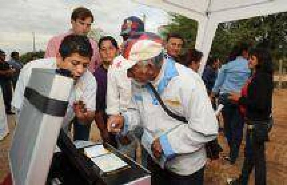 Observadores uruguayos califican positivamente el sistema de voto electr�nico de Salta