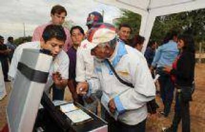 Observadores uruguayos califican positivamente el sistema de voto electr�nico de Salta