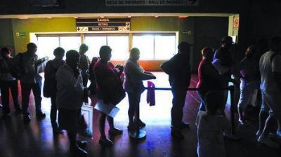 De a poco vuelve la luz, pero sigue la bronca de los vecinos