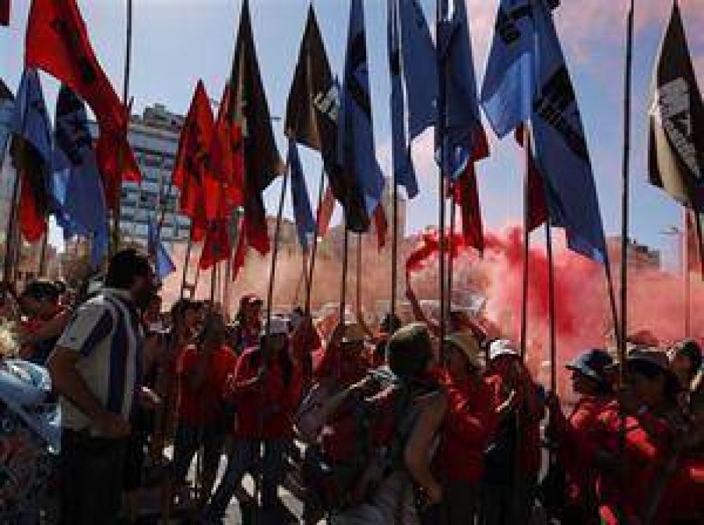 La izquierda march� contra la protesta policial y pidi� aumentos