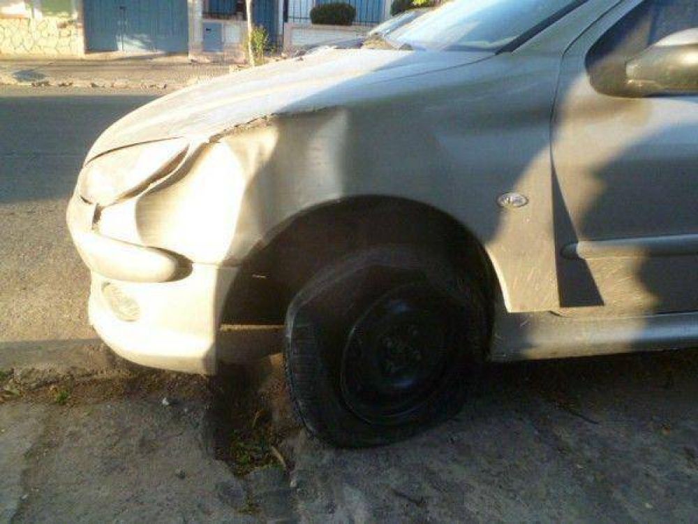Perdi� el control de su auto y embisti� al port�n de una casa