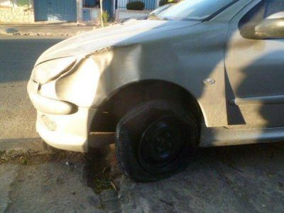 Perdi� el control de su auto y embisti� al port�n de una casa