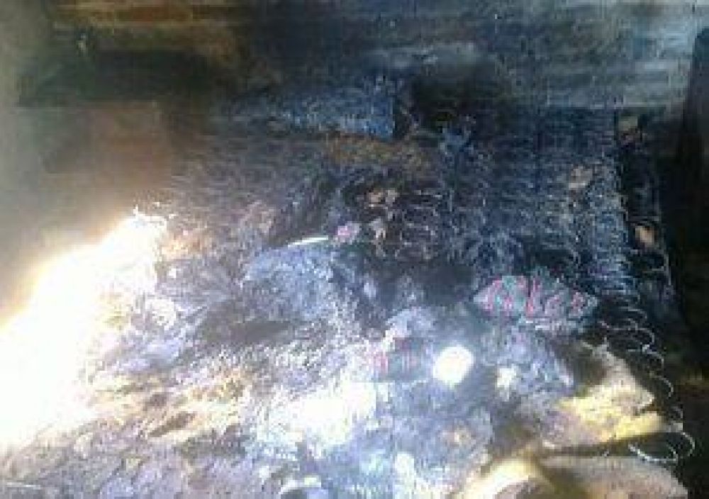 Peleas, tiros y dos casas incendiadas en los barrios