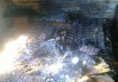 Peleas, tiros y dos casas incendiadas en los barrios