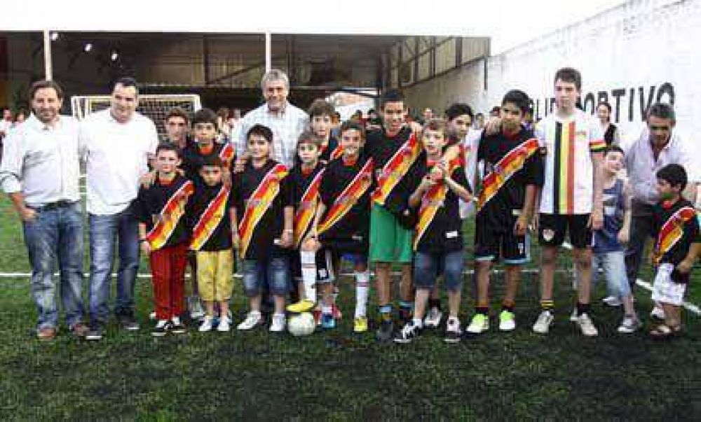 Ferraresi inaugur� una cancha de c�sped sint�tico en Pi�eiro