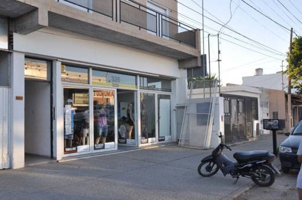 Un grupo de j�venes intent� asaltar comercio y apuntaron hacia polic�a