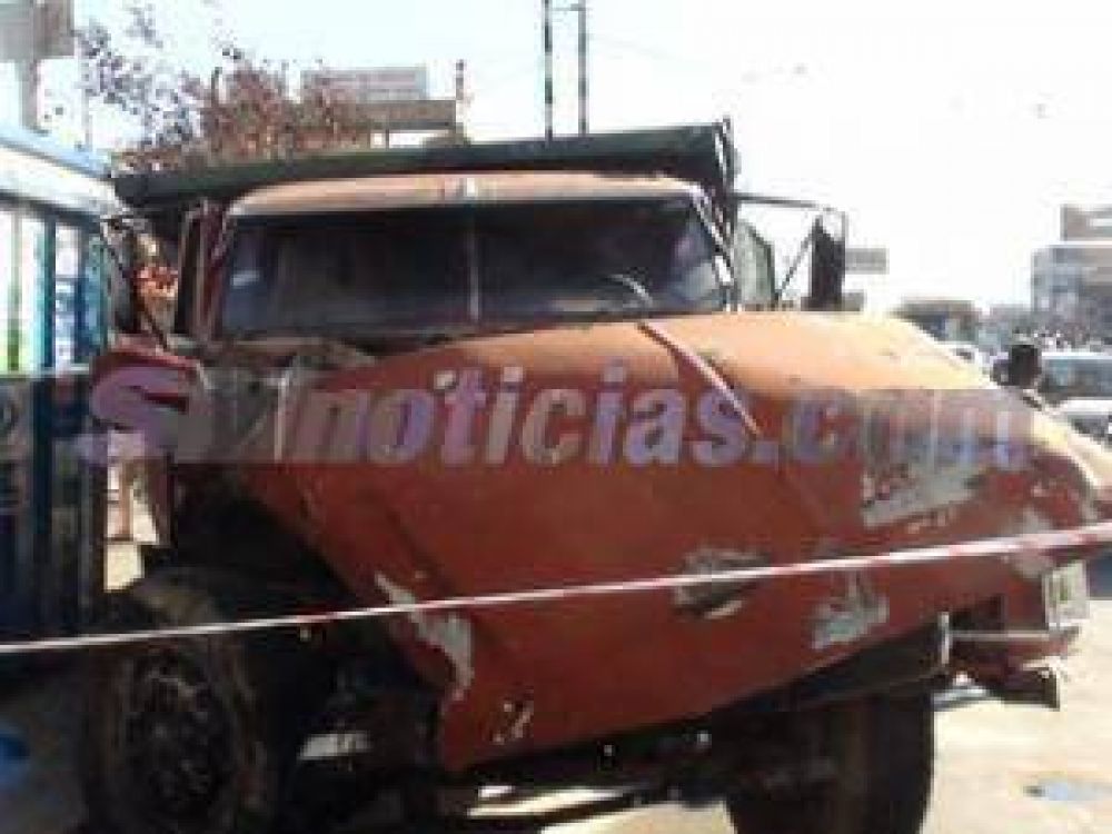 El tren San Mart�n embisti� a un cami�n a la altura de Balb�n