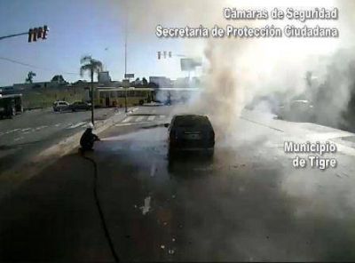Tigre: c�maras y bomberos controlan un incendio automotor 