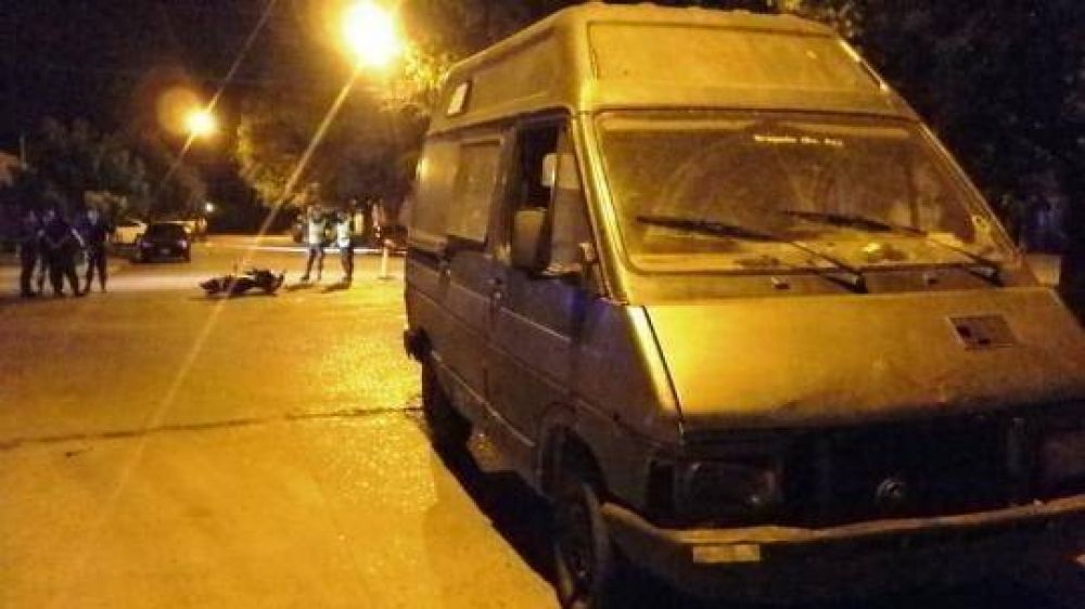 Un motociclista esta grave luego de ser arrollado por una camioneta