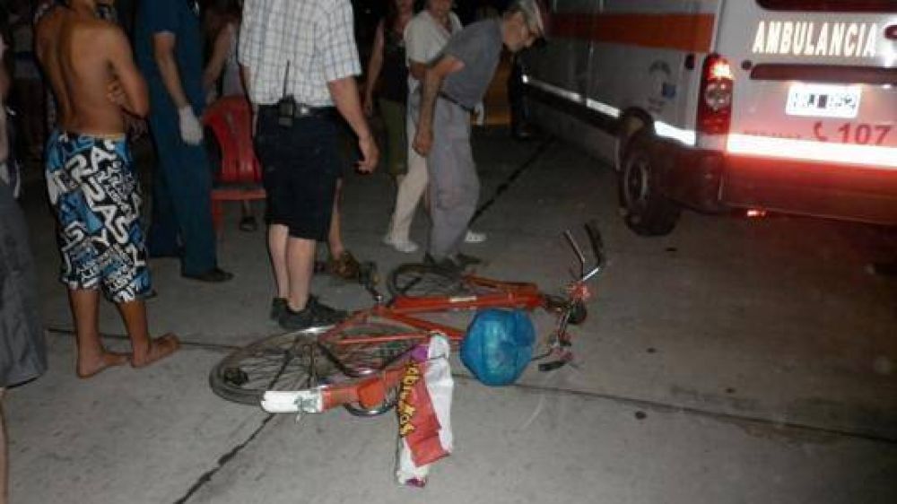 Un ciclista mayor de edad fue atropellado por una moto