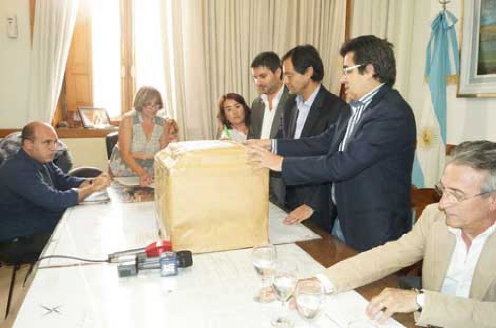 Con la presencia del Ministro Arl�a se volvi� a licitar el Centro C�vico y Cultural 