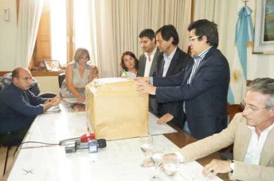 Con la presencia del Ministro Arl�a se volvi� a licitar el Centro C�vico y Cultural 