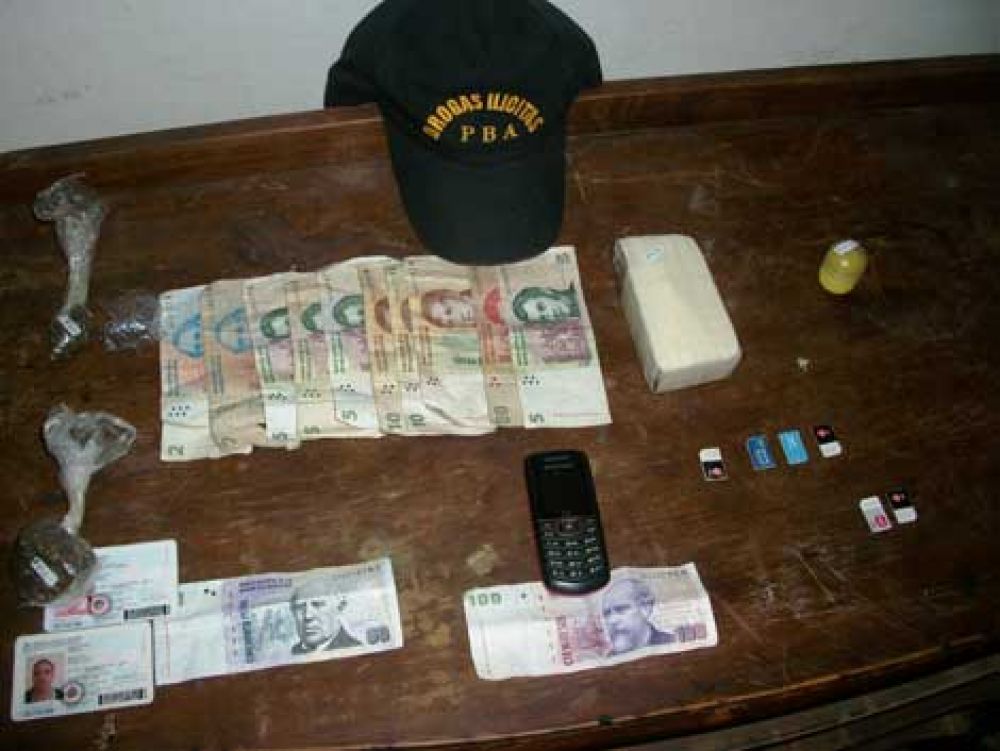 Una mujer aprehendida y dos pr�fugos por venta de drogas 
